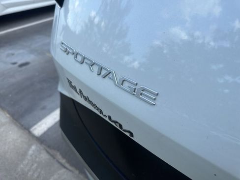 Used 2025 Kia Sportage LX image 9