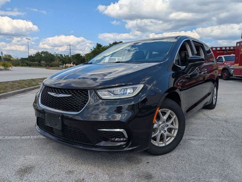 Used 2023 Chrysler Pacifica Touring-L FWD image 1
