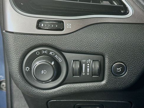 Used 2019 Jeep Cherokee Limited image 10