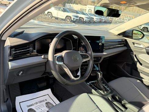 Used 2025 Volkswagen Jetta SE image 15