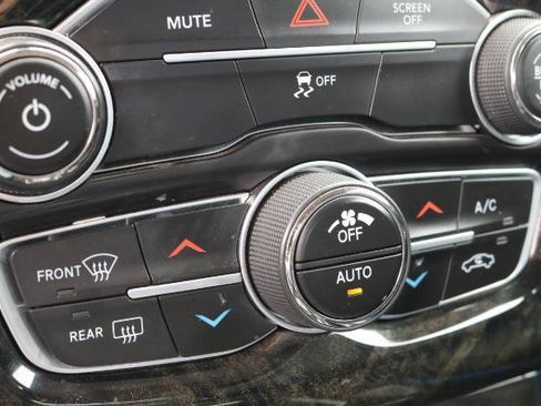 Used 2017 Chrysler 300 C RWD image 18