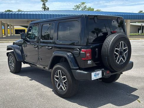 Used 2025 Jeep Wrangler Unlimited Sahara AWD/4WD image 4