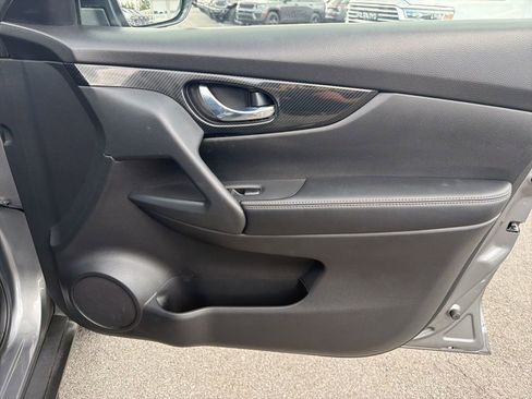 Used 2018 Nissan Rogue SL FWD image 19