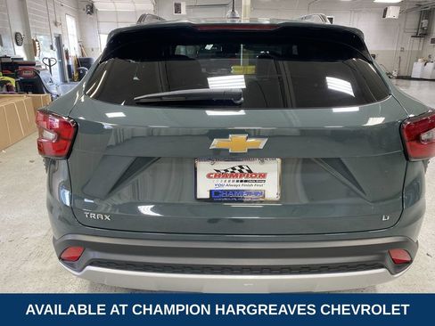 Used 2025 Chevrolet Trax LT FWD image 40