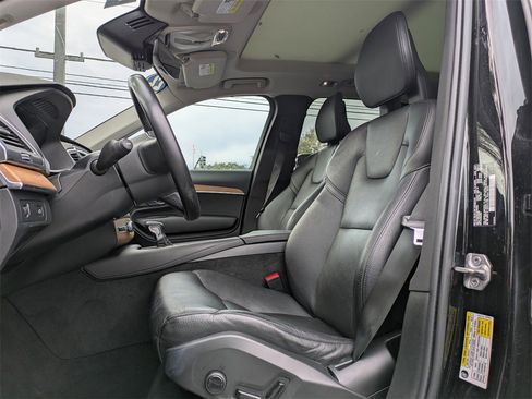 Certified 2022 Volvo XC90 T6 Momentum image 2