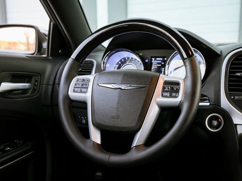 Used 2014 Chrysler 300 C image 30