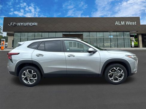 Used 2025 Chevrolet Trax LT w/ LT Convenience Package FWD image 4