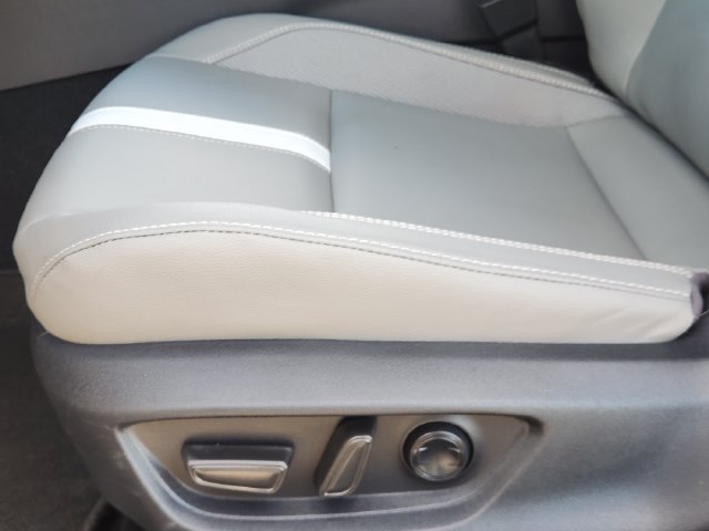 Used 2025 Toyota Camry SE w/ Convenience Package FWD image 22
