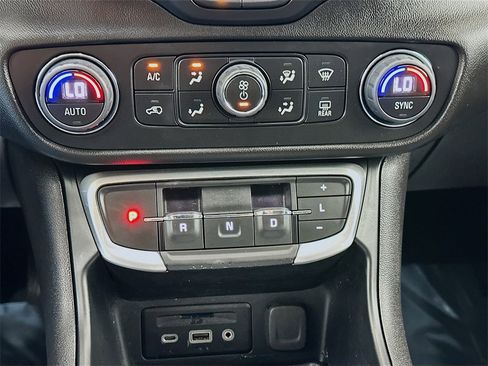 Used 2023 GMC Terrain SLT image 15