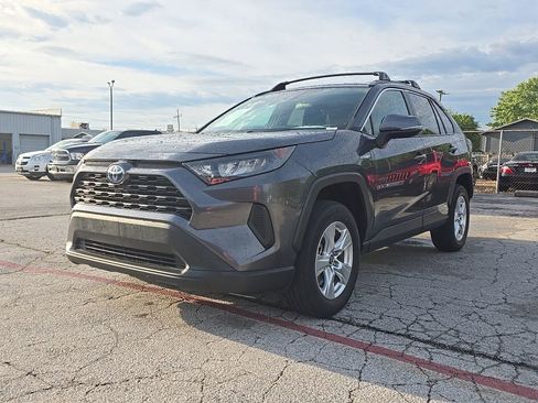 Used 2021 Toyota RAV4 LE AWD/4WD image 3