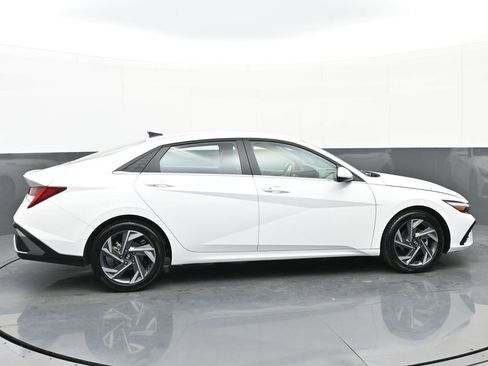 Certified 2024 Hyundai Elantra SEL w/ Convenience Package image 3