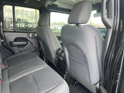 Used 2024 Jeep Wrangler Unlimited w/ Convenience Group AWD/4WD image 15