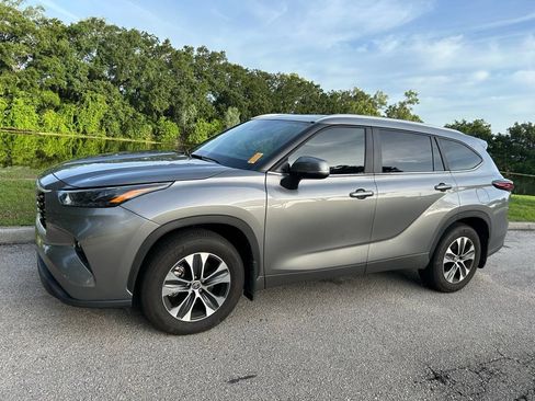 Used 2025 Toyota Highlander XLE FWD image 2