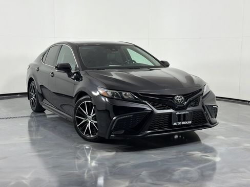 Used 2022 Toyota Camry SE FWD image 2