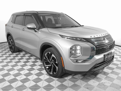 Used 2022 Mitsubishi Outlander ES image 3