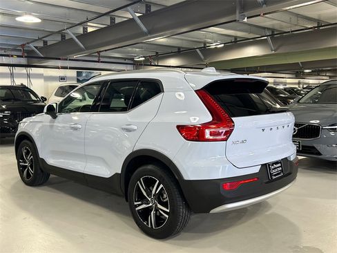 Certified 2025 Volvo XC40 B5 Core image 4
