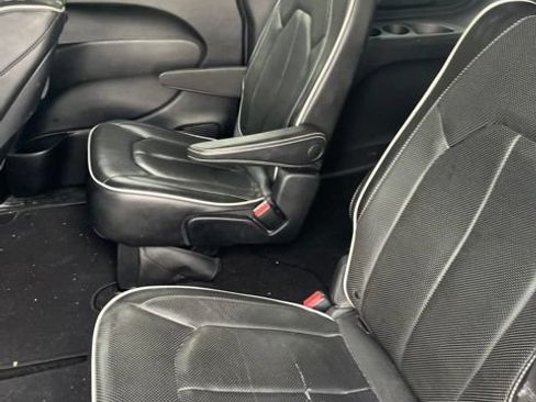 Used 2019 Chrysler Pacifica Limited w/ Advanced Safetytec Group FWD image 2