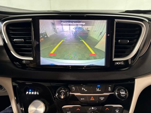 Used 2024 Chrysler Pacifica Touring-L FWD image 16