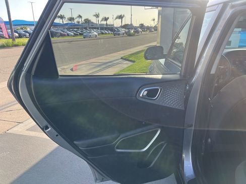 Used 2025 Kia Soul LX w/ LX Technology Package FWD image 26