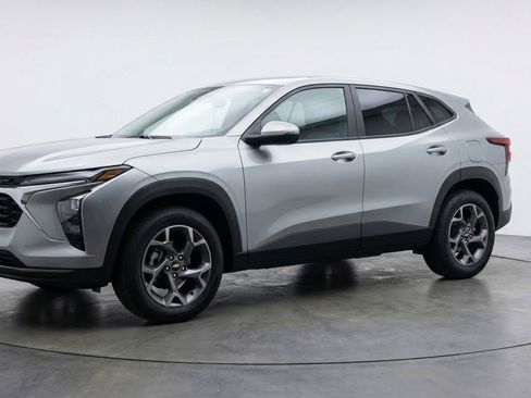 Used 2025 Chevrolet Trax LT FWD image 3