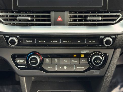 Used 2020 Kia Niro EX image 27