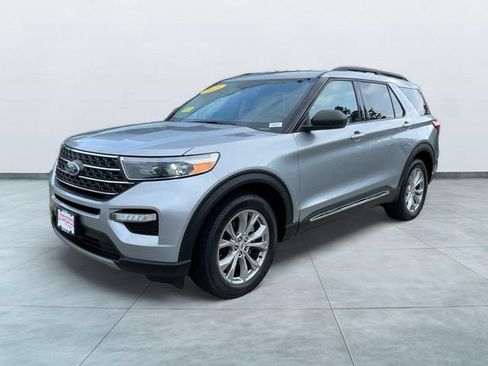 Certified 2023 Ford Explorer XLT w/ Equipment Group 202A AWD/4WD image 3