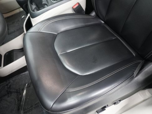 Used 2023 Chrysler Pacifica Touring-L FWD image 12