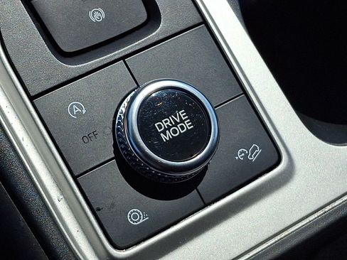 Used 2023 Ford Explorer XLT AWD/4WD image 26
