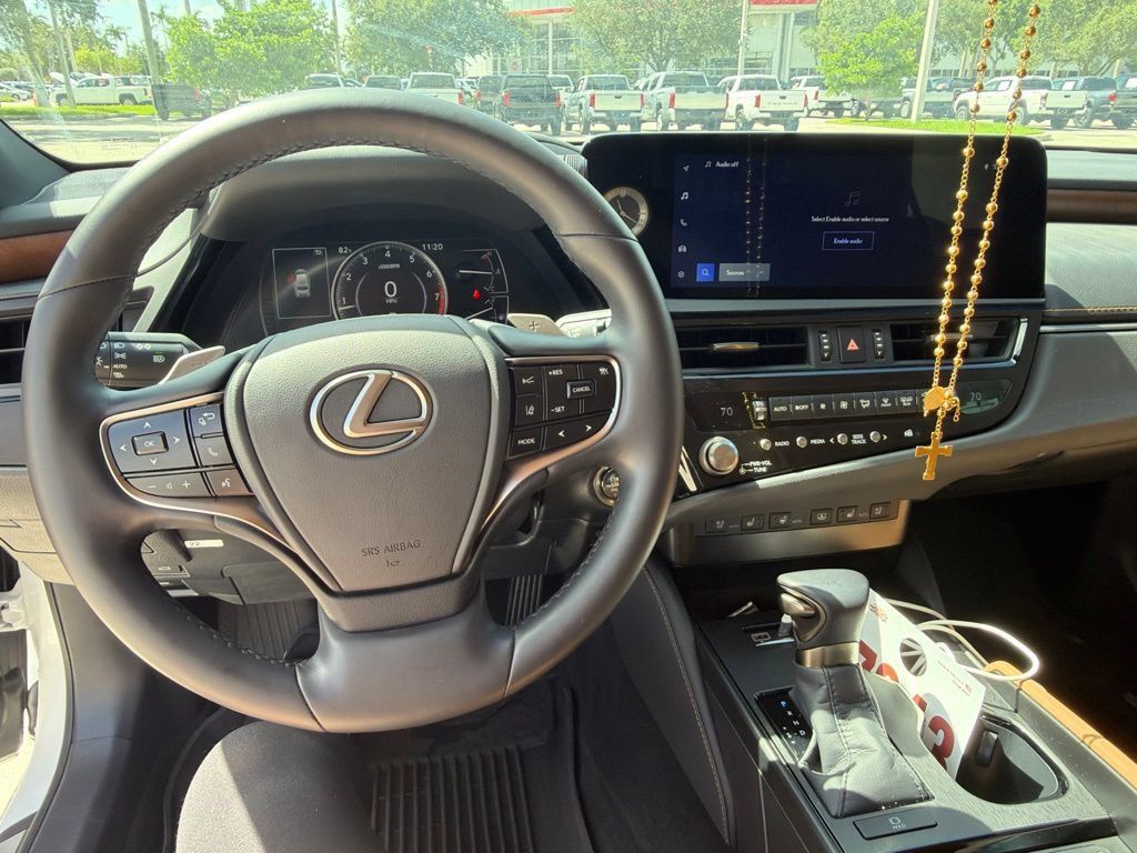 Used 2025 Lexus ES 350 w/ Premium Package FWD image 2