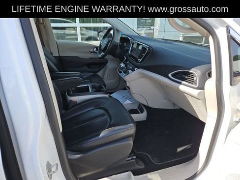 Used 2023 Chrysler Pacifica Touring-L FWD image 29