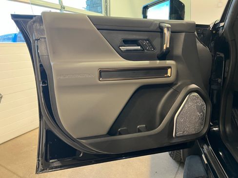 Used 2025 GMC Hummer EV 3X w/ LPO, Sport Package AWD/4WD image 29