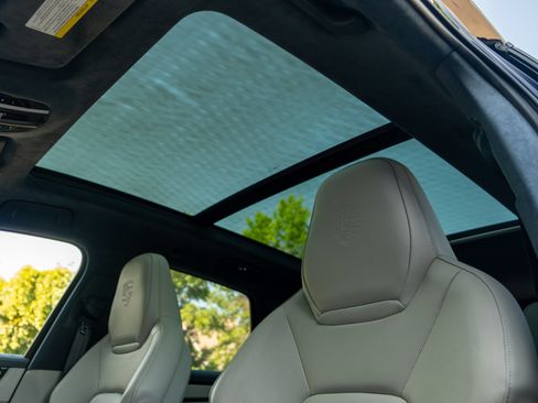 Certified 2023 Porsche Cayenne Turbo S AWD/4WD image 38