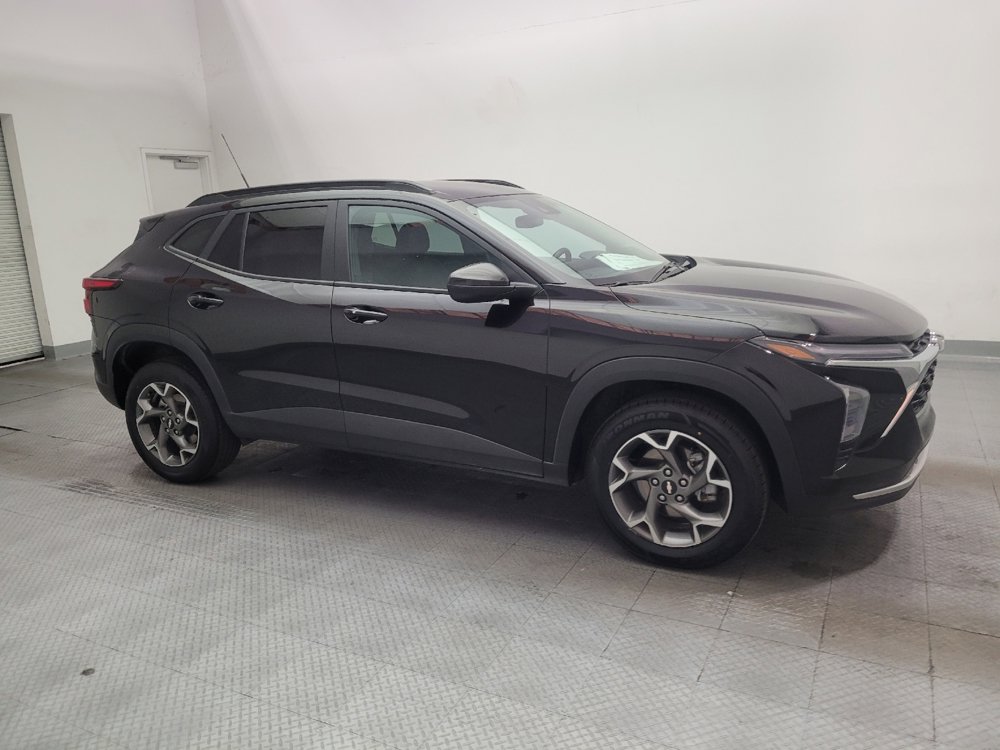 Used 2025 Chevrolet Trax LT w/ LT Convenience Package FWD image 11