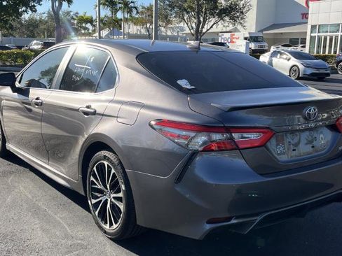 Used 2019 Toyota Camry SE image 3
