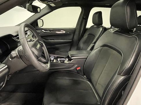 Used 2023 Jeep Grand Cherokee Altitude image 3