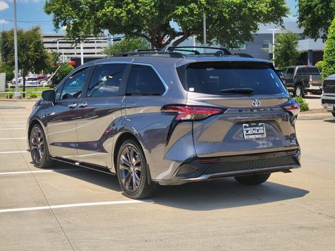 Used 2022 Toyota Sienna XSE w/ XSE Plus Package FWD image 5