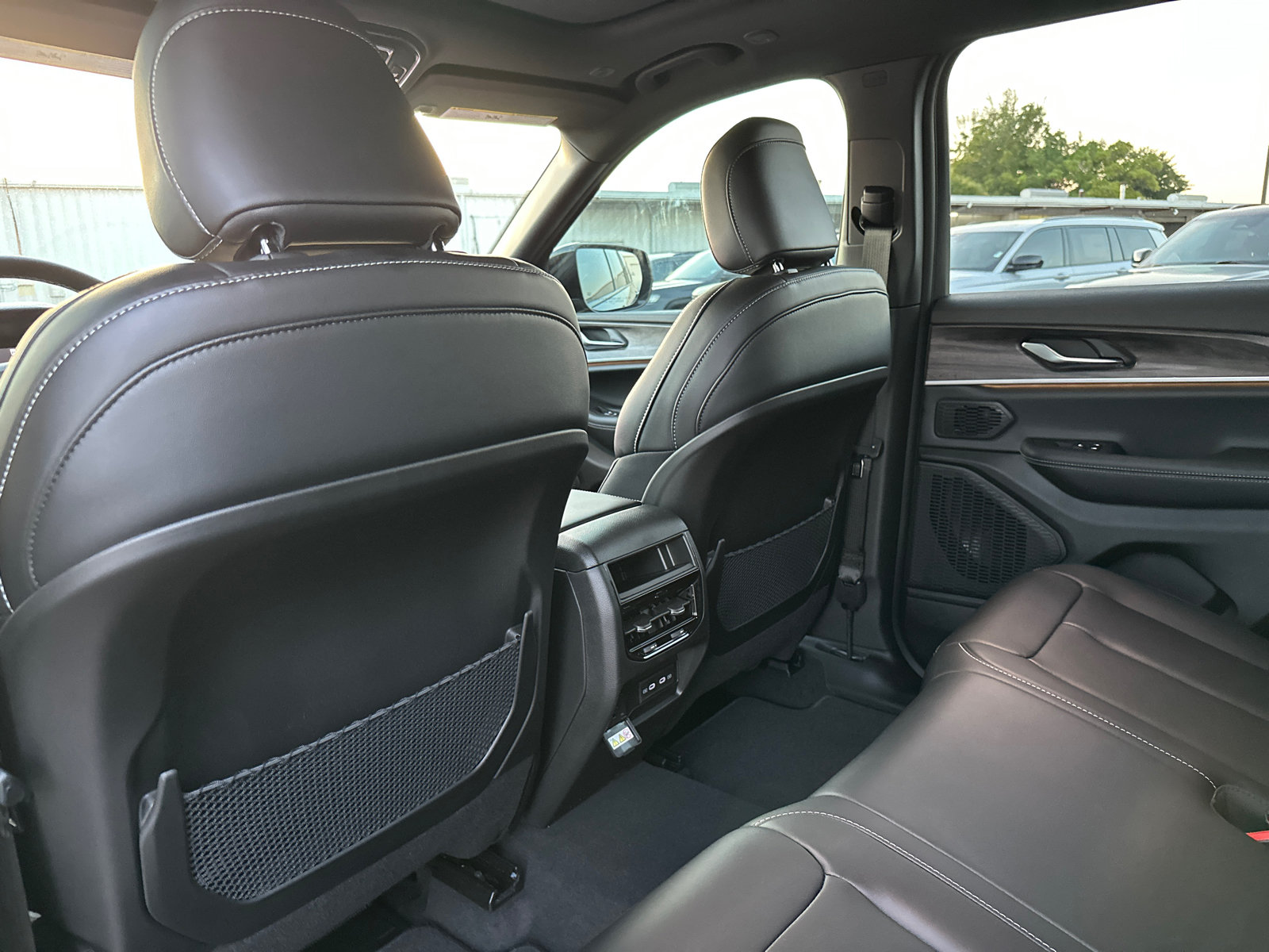 New 2027 Jeep Grand Cherokee Limited RWD image 15