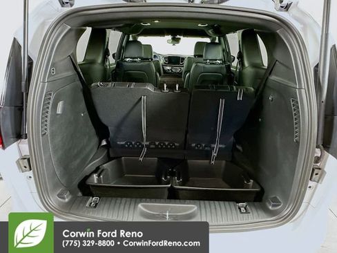Used 2025 Chrysler Pacifica Select AWD/4WD image 25