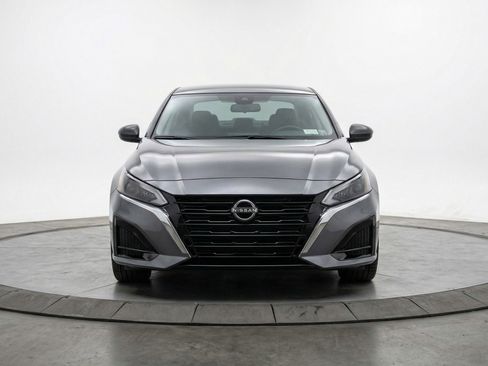 Used 2025 Nissan Altima 2.5 SV image 2