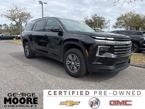 Used 2025 Chevrolet Traverse LT image 1