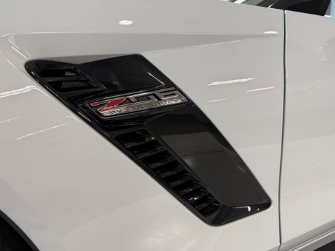 Used 2016 Chevrolet Corvette Z06 w/ 3LZ Preferred Equipment Group image 7