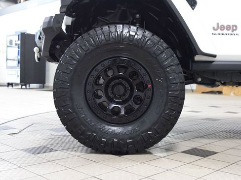 Used 2025 Jeep Gladiator Mojave AWD/4WD image 25