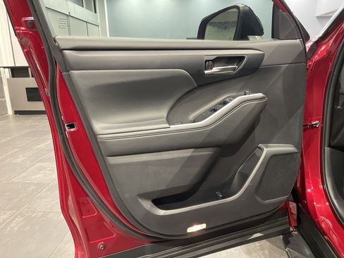 Used 2025 Toyota Highlander XLE image 14