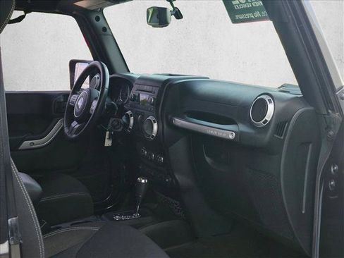 Used 2016 Jeep Wrangler Sahara w/ Connectivity Group AWD/4WD image 12