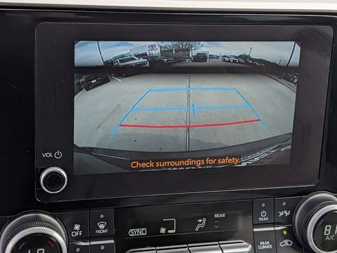 Used 2023 Toyota Highlander XLE FWD image 18