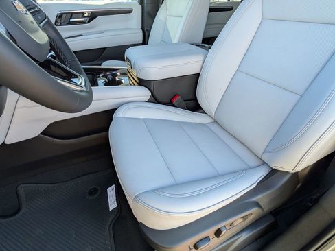 New 2025 Chevrolet Suburban Premier image 12