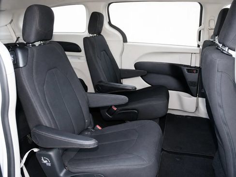 Used 2019 Chrysler Pacifica Touring Plus FWD image 18
