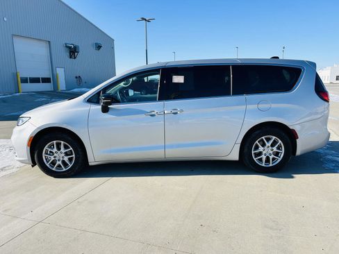 Used 2024 Chrysler Pacifica Touring-L image 36