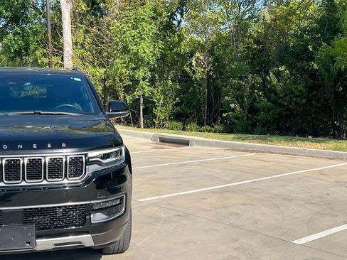 Used 2022 Jeep Wagoneer Series II RWD image 3