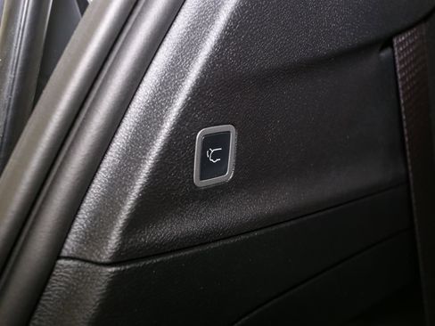 Used 2022 Chrysler Pacifica Touring-L w/ S Appearance Package image 11